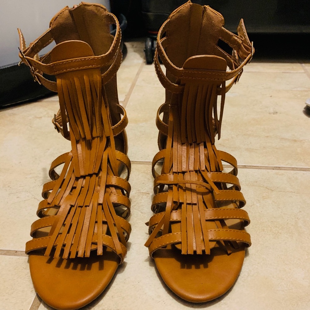 Tan Gladiator Sandals size 6, never been worn.